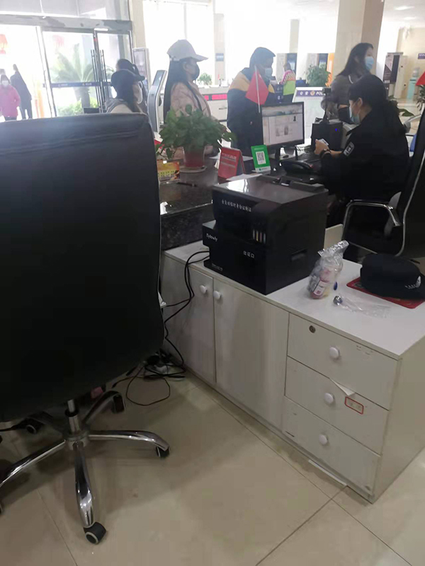 深圳市賽羅尼科技有限公司全自動臨時身份證制證機(jī)在張家界上線了得到了客戶的高度好評